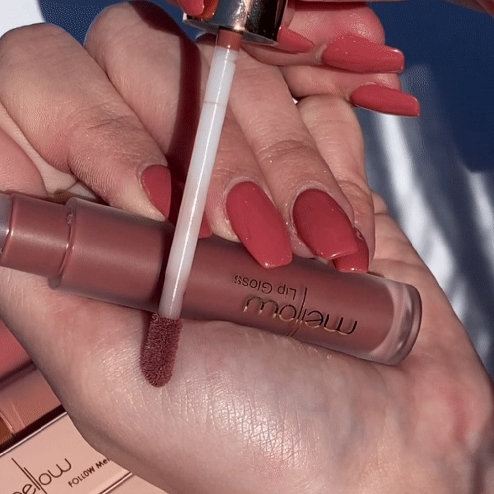 MELLOW | liquid lip gloss in St. Tropez 🧡